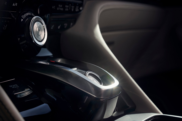 So với hai đối thủ vừa tầm ở trên, Acura MDX Type S 2022 đang có giá bán kém cạnh tranh hơn hẳn. Mẫu xe của BMW có giá khởi điểm từ 61.700 USD (khoảng 1,41 tỷ đồng), trang bị động cơ tăng áp 3.0L, 6 xi lanh thẳng hàng, cho công suất 335 mã lực và mô-men xoắn 448 NM.