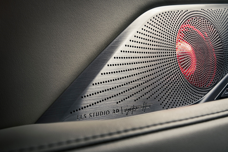 Mặc dù là phiên bản hiệu suất cao nhưng Acura MDX Type S sẽ cạnh tranh với các phiên bản tầm trung của đối thủ như BMW X5 xDrive40i hay Mercedes-Benz GLE 450 4MATIC. Lý do là Acura MDX Type S vẫn còn khoảng cách khá lớn về hiệu suất, chính vì vậy chưa thể cạnh tranh với hai phiên bản hiệu suất cao thực sự là BMW X5 M50i hay Mercedes-AMG GLE 53.