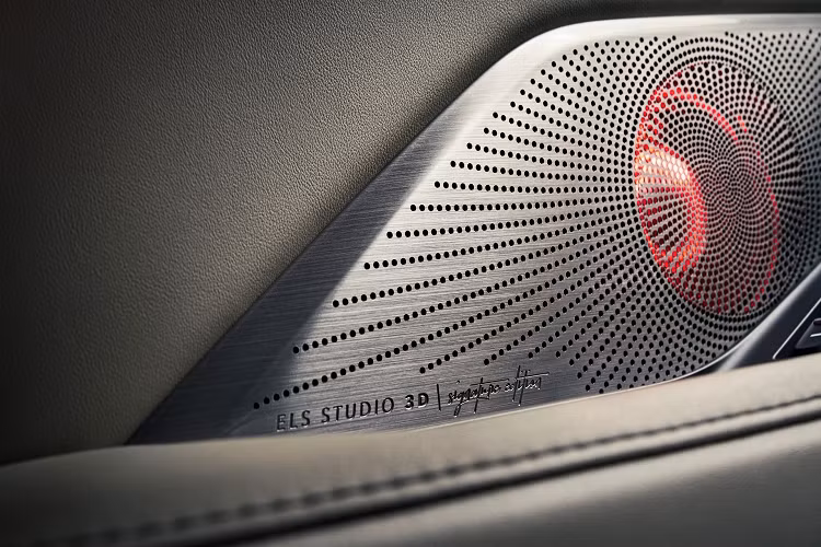 Mặc dù là phiên bản hiệu suất cao nhưng Acura MDX Type S sẽ cạnh tranh với các phiên bản tầm trung của đối thủ như BMW X5 xDrive40i hay Mercedes-Benz GLE 450 4MATIC. Lý do là Acura MDX Type S vẫn còn khoảng cách khá lớn về hiệu suất, chính vì vậy chưa thể cạnh tranh với hai phiên bản hiệu suất cao thực sự là BMW X5 M50i hay Mercedes-AMG GLE 53.