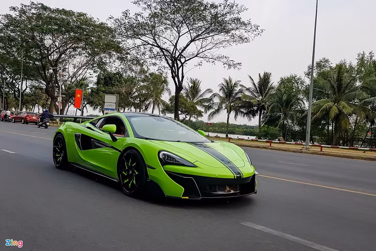 Có mặt tại Việt Nam vào khoảng tháng 6/2016, siêu xe McLaren 570S không nhận được nhiều sự quan tâm như phiên bản cao cấp hơn là 650S. Hiện nay, tại Việt Nam có ít nhất 2 chiếc 570S. Chiếc xe trong bài từng thuộc sở hữu của Cường Đô La. 