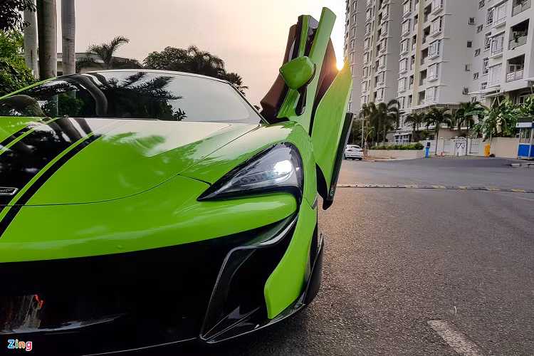 McLaren 570S được trang bị khối động cơ V8 twin turbo M838T E dung tích 3.8L, sản sinh công suất tối đa 570 mã lực và mô men xoắn cực đại 601 Nm. Đi kèm là hộp số 7 cấp ly hợp kép do Graziano SSG gia công. 570S có khả năng tăng tốc 0-100 km/h chỉ trong 3,2 giây, trước khi đạt vận tốc tối đa 328 km/h. 
