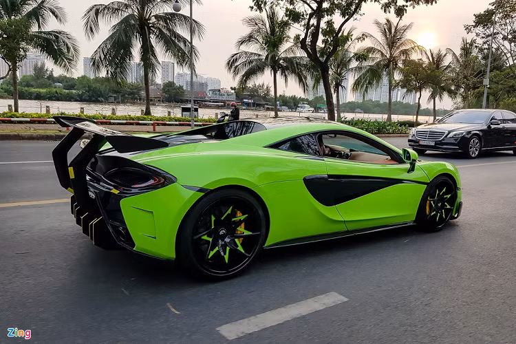 McLaren 570S ra mắt vào năm 2015 tại triển lãm New York International Auto Show. Thuộc phân khúc Sport Series, 570S được xếp ngang với các đối thủ như Lamborghini Huracan, Audi R8, Ferrari 488 GTB… Khác với các đối thủ trên, McLaren 570S ít được lòng của nhiều đại gia Việt.