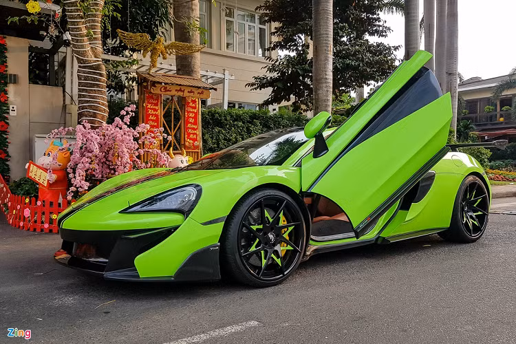 Chiếc xe trong bài có màu Bạc Blade Silver trước khi được thay đổi sang lớp decal màu xanh nõn chuối khá lạ mắt. Trong khi đó, chiếc McLaren 570S hàng độc còn lại sở hữu màu sơn cam McLaren Orange nổi bật hơn.