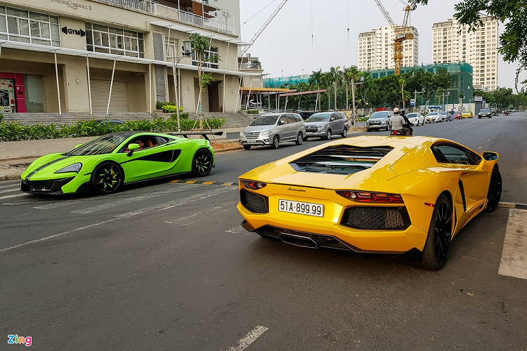 Cạnh ngay chiếc McLaren là mẫu siêu xe Lamborghini Aventador LP700-4. Đây là một trong những siêu xe Aventador đầu tiên có mặt tại Việt Nam trong năm 2012. Mặc dù gần 10 năm tuổi nhưng chiếc xe vẫn có vẻ ngoài thu hút với màu sơn ngoại thất Giallo Evros.