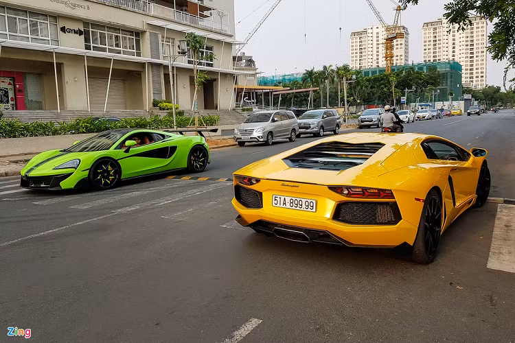 Cạnh ngay chiếc McLaren là mẫu siêu xe Lamborghini Aventador LP700-4. Đây là một trong những siêu xe Aventador đầu tiên có mặt tại Việt Nam trong năm 2012. Mặc dù gần 10 năm tuổi nhưng chiếc xe vẫn có vẻ ngoài thu hút với màu sơn ngoại thất Giallo Evros.