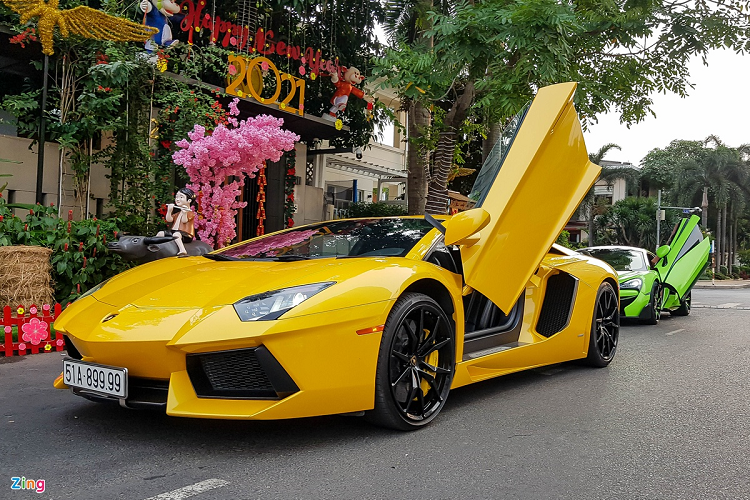 Là mẫu xe đầu bảng, Lamborghini Aventador LP700-4 được trang bị khối động cơ V12 hút khí tự nhiên dung tích 6.5L, công suất tối đa 700 mã lực và mô men xoắn cực đại 690 Nm. Hiện tại, Aventador đã bước vào cuối vòng đời với phiên bản cuối cùng là Aventador SVJ.