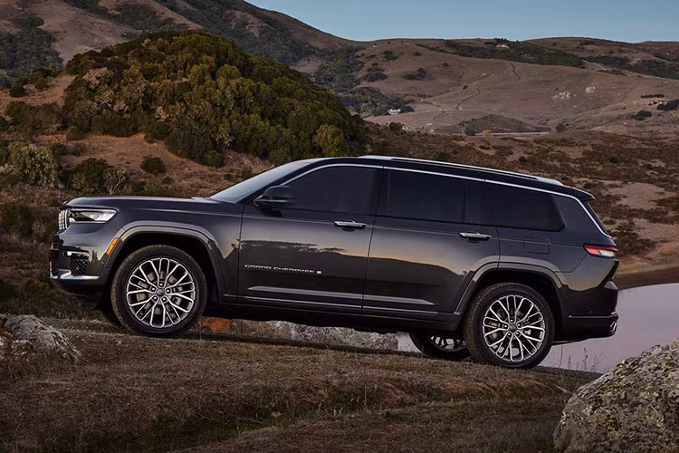 Được biết, hiện tại các đại lý đã bắt đầu nhận cọc mẫu xe này, giá xe Jeep Grand Cherokee L 2021 với mức bán ra dự kiến tại Việt Nam sẽ từ 4,7 - 5 tỷ đồng tùy phiên bản và trang bị.