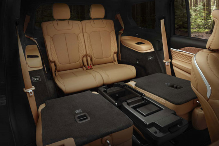 Ghế trước của xe có massage/làm mát/sưởi, hệ thống điều hòa không khí tự động 2 vùng độc lập, cần số dạng núm xoay nhỏ gọn, hệ thống thông tin giải trí UConnect 5 mới nhất, 12 cổng kết nối...