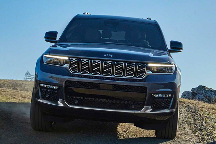 Nhìn từ bên ngoai, các phiên bản của Jeep Grand Cherokee L 2021 mới gần như chỉ có khác biệt ở kiểu dáng la-zăng có kích thước từ 18 inch đến 20 inch.