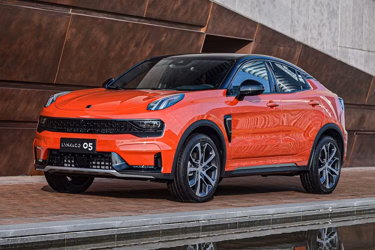  Lynk &amp; Co 05 của Trung Quốc đã lần đầu tiên trình làng vào hồi tháng 12/2019. Sau gần 2 năm, thương hiệu ôtô thuộc sở hữu của Geely tiếp tục trình làng phiên bản mạnh mẽ hơn của mẫu xe này mang tên 05+. 