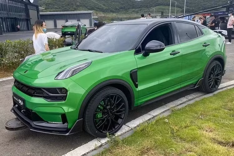 Những điểm nhấn còn lại của Lynk &amp; Co 05+ nằm ở bộ chẻ khí trước vốn không có trên bản thường. Tương tự như vậy, thanh ba-bô-lê bên sườn cũng là trang bị dành riêng cho mẫu SUV Trung Quốc này. Tiếp đến là bộ khuếch tán gió sau mới, cánh gió đuôi cố định và 4 ống xả chia đều sang hai bên.