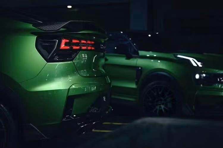 Hiện hãng Lynk &amp; Co chưa công bố hình ảnh nội thất bên trong 05+. Tuy nhiên, sẽ không bất ngờ nếu nội thất của xe cũng được nâng cấp theo hướng thể thao hơn và có những chi tiết bằng sợi carbon bền, nhẹ.