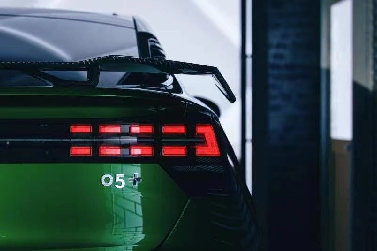 "Trái tim" của Lynk &amp; Co 05+ là khối động cơ xăng 4 xi-lanh, tăng áp, dung tích 2.0L, sản sinh công suất tối đa 265 mã lực và mô-men xoắn cực đại 380 Nm. Động cơ kết hợp với hộp số tự động Aisin 8 cấp và hệ dẫn động 4 bánh.