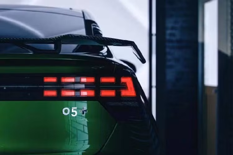 "Trái tim" của Lynk &amp; Co 05+ là khối động cơ xăng 4 xi-lanh, tăng áp, dung tích 2.0L, sản sinh công suất tối đa 265 mã lực và mô-men xoắn cực đại 380 Nm. Động cơ kết hợp với hộp số tự động Aisin 8 cấp và hệ dẫn động 4 bánh.