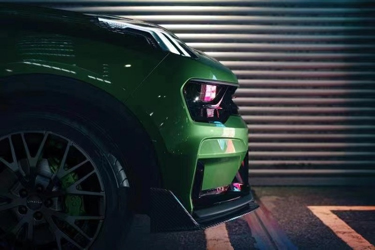 Những bộ phận khí động lực học kể trên của Lynk &amp; Co 05+ đều được làm từ sợi carbon "xịn". Ngoài ra, để phân biệt với bản thường, mẫu SUV này còn được bổ sung tem chữ nổi "5+" xung quanh thân xe. Ngoại trừ những điểm nhấn kể trên, Lynk &amp; Co 05+ vẫn giữ lại thiết kế tổng thể của bản thường. Xe cũng có lưới tản nhiệt hẹp, hệ thống đèn trước 2 tầng và đèn hậu được thiết kế dạng ma trận điểm độc đáo.