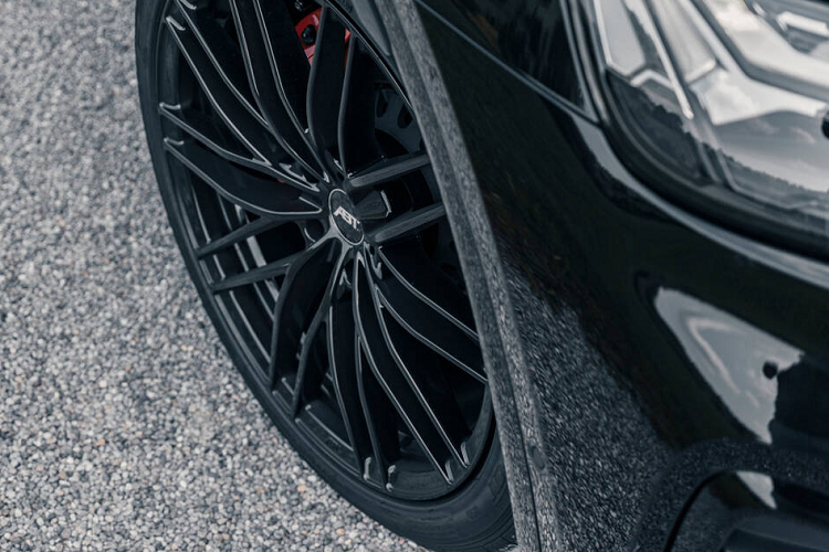 Bộ nâng cấp này vừa đem tới khả năng tối ưu hóa mức công suất của xe nhằm đem lại trải nghiệm tốt nhất cho chủ sở hữu nhưng cũng đồng thời giúp bảo vệ, duy trì chất lượng của khối động cơ. Với nâng cấp nhẹ về động cơ, chiếc xe có thể dễ dàng tăng tốc từ 0 - 100 km/h chỉ trong vòng chưa đầy 5 giây.