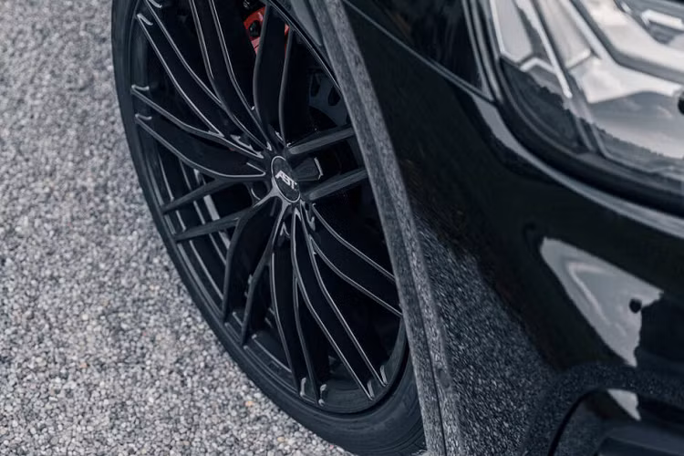 Bộ nâng cấp này vừa đem tới khả năng tối ưu hóa mức công suất của xe nhằm đem lại trải nghiệm tốt nhất cho chủ sở hữu nhưng cũng đồng thời giúp bảo vệ, duy trì chất lượng của khối động cơ. Với nâng cấp nhẹ về động cơ, chiếc xe có thể dễ dàng tăng tốc từ 0 - 100 km/h chỉ trong vòng chưa đầy 5 giây.