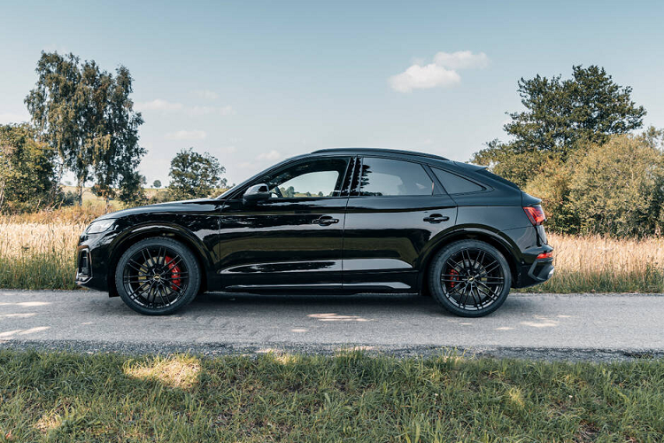 Cho đến phiên bản Audi SQ5 thế hệ thứ hai, mẫu xe vẫn giữ được thiết kế gọn gàng nhưng các đường nét góc cạnh hơn, hầm hố hơn và mẫu xe cũng chính là một chiếc xe tiềm năng để những hãng độ có thể thực hiện việc nâng cấp. ABT Sportsline - Hãng độ xe nổi tiếng đã thực hiện việc nâng cấp trên SQ5 thế hệ thứ hai.