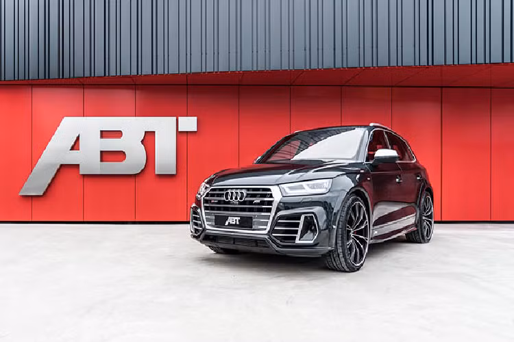 Đây chỉ là một trong những tùy chọn mâm độ mà khách hàng có thể lựa chọn cho SQ5. ABT Sportsline còn có thể cung cấp nhiều các tùy chọn mâm khác nhằm đáp ứng sở thích của chủ sở hữu. Ngoài ra, xe cũng được trang bị ốp đèn chiếu ở cửa để có thể chiếu đèn logo ABT khi mở cửa xe.