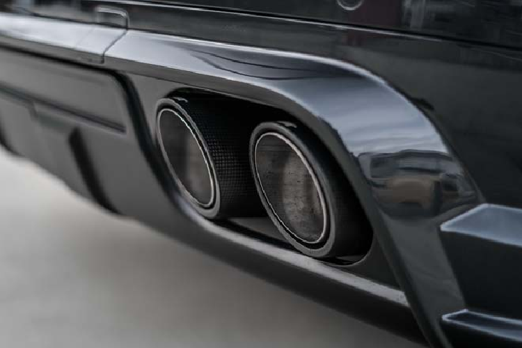 ABT Sportsline không trang bị cho xe những nâng cấp về mặt ngoại thất như các phần cản trước hay các chi tiết líp độ cầu kỳ. Thương hiệu chỉ đem đến cho xe một bộ mâm đa chấu độ cực ngầu được sơn màu đen bóng kết hợp ăn ý với diện mạo vốn hoàn hảo của SQ5. Bộ mâm hiện đang được trang bị trên bản độ là mâm HR có kích thước 21 inch màu đen bóng.