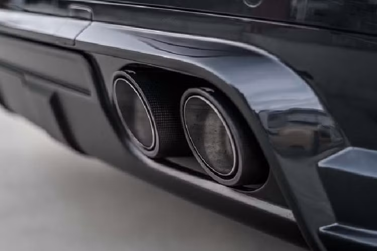 ABT Sportsline không trang bị cho xe những nâng cấp về mặt ngoại thất như các phần cản trước hay các chi tiết líp độ cầu kỳ. Thương hiệu chỉ đem đến cho xe một bộ mâm đa chấu độ cực ngầu được sơn màu đen bóng kết hợp ăn ý với diện mạo vốn hoàn hảo của SQ5. Bộ mâm hiện đang được trang bị trên bản độ là mâm HR có kích thước 21 inch màu đen bóng.