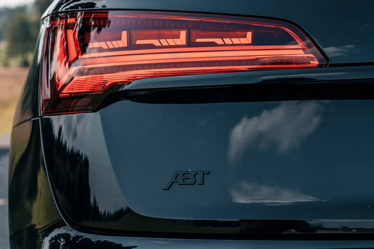 Trước đây, thương hiệu ABT Sportsline đã từng thực hiện các bản độ dựa trên nhiều mẫu Audi khác nhau. ABT đã từng cho ra mắt các bản độ dành cho Audi SQ7, Audi SQ8 cũng như một loat những dòng xe khác của thương hiệu Audi. SQ5 mới chính là cái tên tiếp theo được ABT lựa chọn để thực hiện việc nâng cấp. Với diện mạo gọn gàng, hoàn hảo với thiết kế thể thao, năng động, ABT không sửa đổi quá nhiều về mặt ngoại thất của xe mà chỉ chú trọng vào việc nâng cấp một số chi tiết nhỏ như phần mâm xe hay tăng thêm công suất cho động cơ.