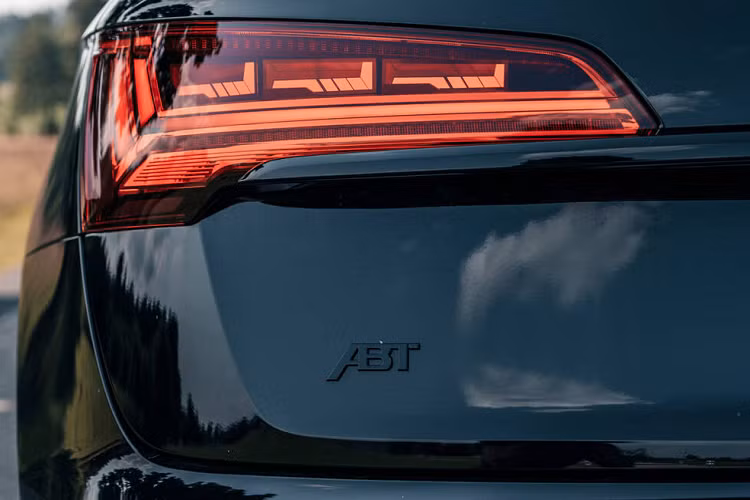 Trước đây, thương hiệu ABT Sportsline đã từng thực hiện các bản độ dựa trên nhiều mẫu Audi khác nhau. ABT đã từng cho ra mắt các bản độ dành cho Audi SQ7, Audi SQ8 cũng như một loat những dòng xe khác của thương hiệu Audi. SQ5 mới chính là cái tên tiếp theo được ABT lựa chọn để thực hiện việc nâng cấp. Với diện mạo gọn gàng, hoàn hảo với thiết kế thể thao, năng động, ABT không sửa đổi quá nhiều về mặt ngoại thất của xe mà chỉ chú trọng vào việc nâng cấp một số chi tiết nhỏ như phần mâm xe hay tăng thêm công suất cho động cơ.