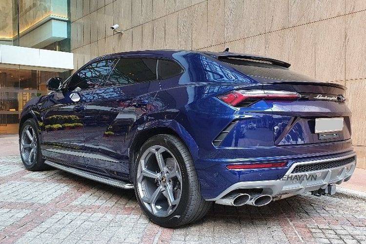 Urus sở hữu động cơ xăng Biturbo V8 4.0L, sản sinh công suất 641 mã lực và mô-men xoắn cực đại 850Nm, cho phép siêu SUV chỉ mất 3,6 giây để tăng tốc từ 0 - 100 km/h, trước khi đạt tốc độ tối đa 305 km/h.