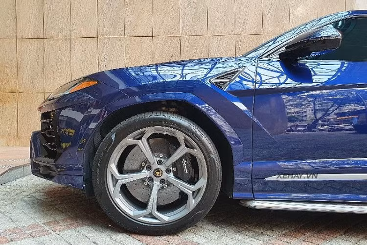 Ngoài ra, ngoại thất xe Lamborghini Urus màu độc này càng thêm thú vị khi có khá nhiều chi tiết tương phản màu xám khác như nẹp sườn và bộ khuếch tán phía sau, cản sau và hệ thống ống xả tứ thể thao.