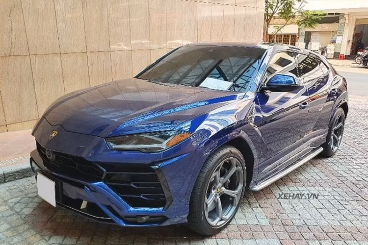 Thiết kế hầm hố và cá tính của siêu SUV Lamborghini Urus trở nên rõ nét và nổi bật hơn nhờ màu sơn xanh đen này. Đi kèm là bộ mâm 5 chấu hình hoa đặc trưng được sơn màu xám và kẹp phanh màu ghi đậm.