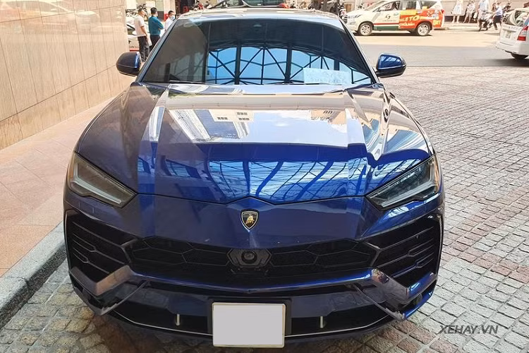 Không chỉ có kiểu dáng ấn tượng, siêu SUV Urus còn được trang bị nhiều công nghệ giải trí hiện đại như màn hình hiển thị head-up, giao diện dành cho điện thoại thông minh Lamborghini.