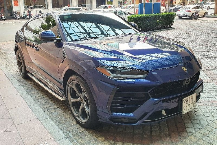 Chưa hết, Urus được trang bị 2 màn hình giải trí và kết nối hệ thống thông tin giải trí Lamborghini (LIS) cũng như kết nối Apple CarPlay và Android Auto.