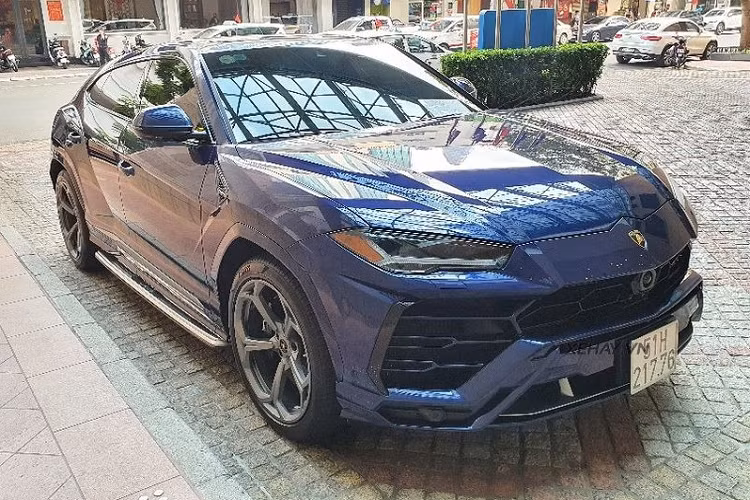 Chưa hết, Urus được trang bị 2 màn hình giải trí và kết nối hệ thống thông tin giải trí Lamborghini (LIS) cũng như kết nối Apple CarPlay và Android Auto.