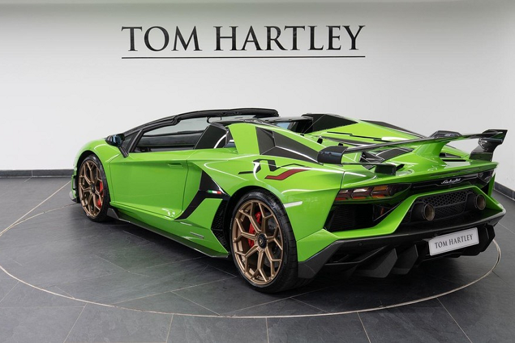 Theo như công bố của đại lý Tom Hartley, chiếc siêu xe Lamborghini Aventador SVJ mui trần này đã lăn bánh được quãng đường dài 200 miles, tương đương 322 km, với số đồng hồ công tơ mét này, tình trạng của xe gần như là mới tinh.
