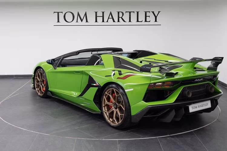 Theo như công bố của đại lý Tom Hartley, chiếc siêu xe Lamborghini Aventador SVJ mui trần này đã lăn bánh được quãng đường dài 200 miles, tương đương 322 km, với số đồng hồ công tơ mét này, tình trạng của xe gần như là mới tinh.