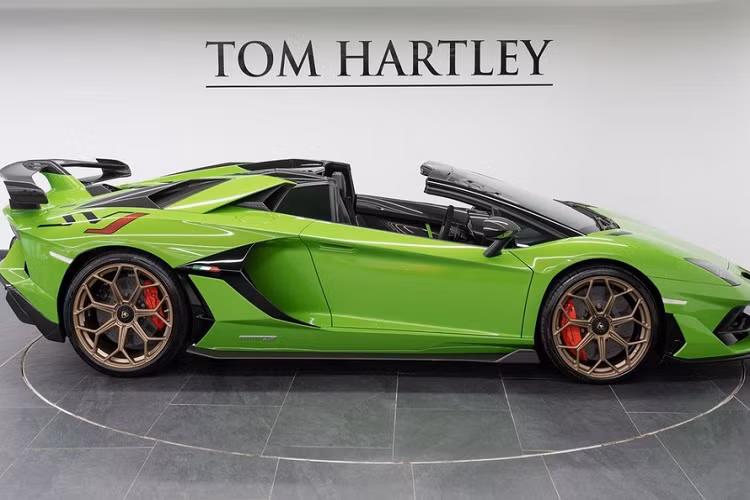 Ngoài thắc mắc chiếc Lamborghini Aventador SVJ mui trần nà có vô lăng nằm bên phải, giới mê xe cũng đánh giá siêu bò sở hữu bộ áo rất sang chảnh nếu có thể về nước. Xe được khoác màu xanh Verde Mantis đi kèm các chi tiết carbon và bộ mâm đa chấu kép sơn tối màu vàng đồng. Nội thất xe được hoàn thiện với sắc màu Nero Cosmus.