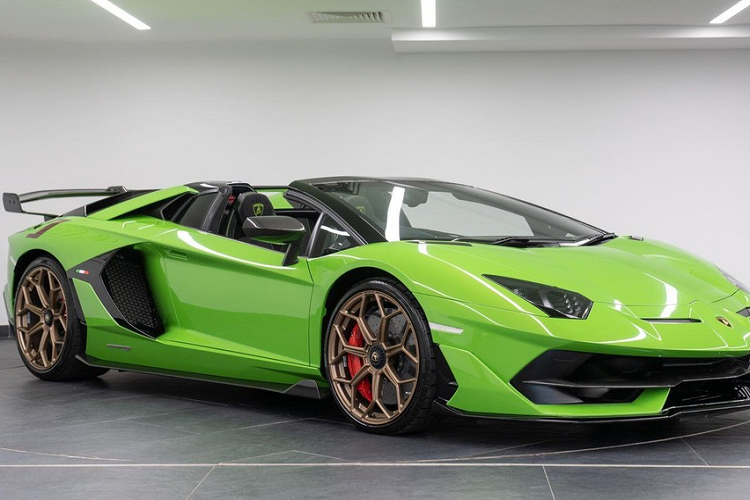 Chẳng hạn như Koenigsegg có chương trình hỗ trợ người mua siêu xe cũ được đổi tay lái để hợp pháp sử dụng, trường hợp của 1 đại gia Singapore là ví dụ. Người này có mua lại chiếc xe Koenigsegg Agera RS Full Carbon từng thuộc sở hữu của Carina Lima có vô lăng nằm bên trái, trong khi luật giao thông của Singapore bắt buộc các xe phải sử dụng vô lăng nằm bên phải, hãng xe Thụy Điển sau đó đã hỗ trợ khách hàng VIP của mình bằng cách đổi vô lăng sang bên phải