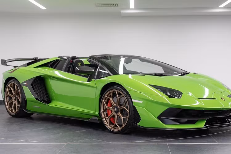 Chẳng hạn như Koenigsegg có chương trình hỗ trợ người mua siêu xe cũ được đổi tay lái để hợp pháp sử dụng, trường hợp của 1 đại gia Singapore là ví dụ. Người này có mua lại chiếc xe Koenigsegg Agera RS Full Carbon từng thuộc sở hữu của Carina Lima có vô lăng nằm bên trái, trong khi luật giao thông của Singapore bắt buộc các xe phải sử dụng vô lăng nằm bên phải, hãng xe Thụy Điển sau đó đã hỗ trợ khách hàng VIP của mình bằng cách đổi vô lăng sang bên phải