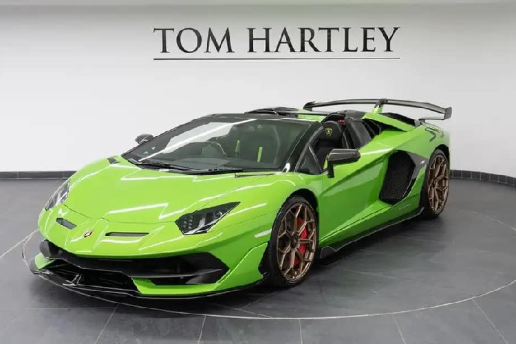 Aventador SVJ Roadster được trang bị khối động cơ V12, dung tích 6,5 lít, sản sinh ra công suất tối đa 759 mã lực và mô-men xoắn cực đại 720 Nm. Động cơ kết hợp cùng hộp số ISR bảy tốc độ và hệ thống dẫn động bốn bánh, nhờ đó, xe có thể tăng tốc từ vị trí xuất phát lên 100 km/h chỉ trong thời gian 2,9 giây. Vận tốc tối đa của siêu xe mui trần Lamborghini Aventador SVJ Roadster là 350 km/h.
