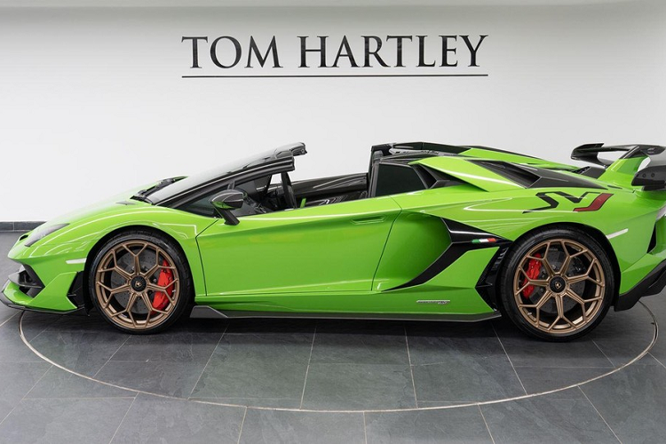 Trên toàn thế giới chỉ có 800 chiếc siêu xe mui trần Lamborghini Aventador SVJ Roadster được sản xuất và hiện chỉ có 1 chiếc được mang về nước. Xe mang ngoại thất màu vàng và đã được chủ nhân độ lại ống xả cũng như bộ mâm carbon đắt tiền.