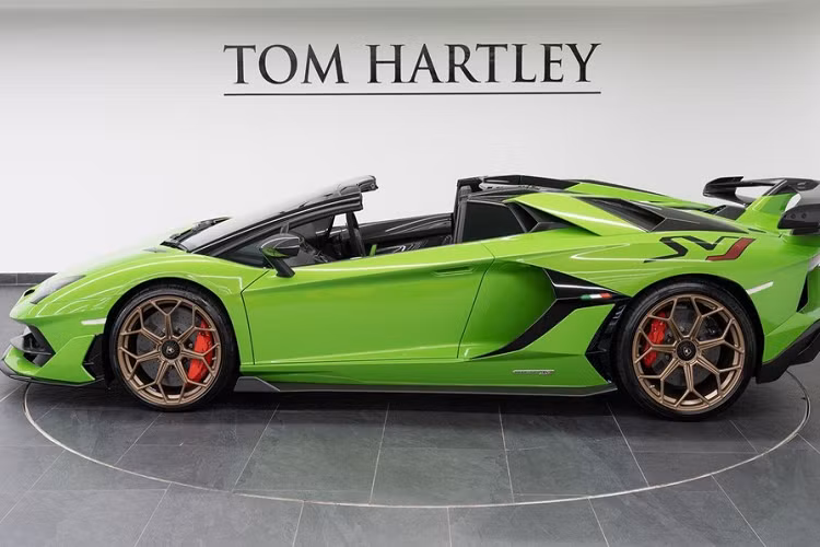 Trên toàn thế giới chỉ có 800 chiếc siêu xe mui trần Lamborghini Aventador SVJ Roadster được sản xuất và hiện chỉ có 1 chiếc được mang về nước. Xe mang ngoại thất màu vàng và đã được chủ nhân độ lại ống xả cũng như bộ mâm carbon đắt tiền.