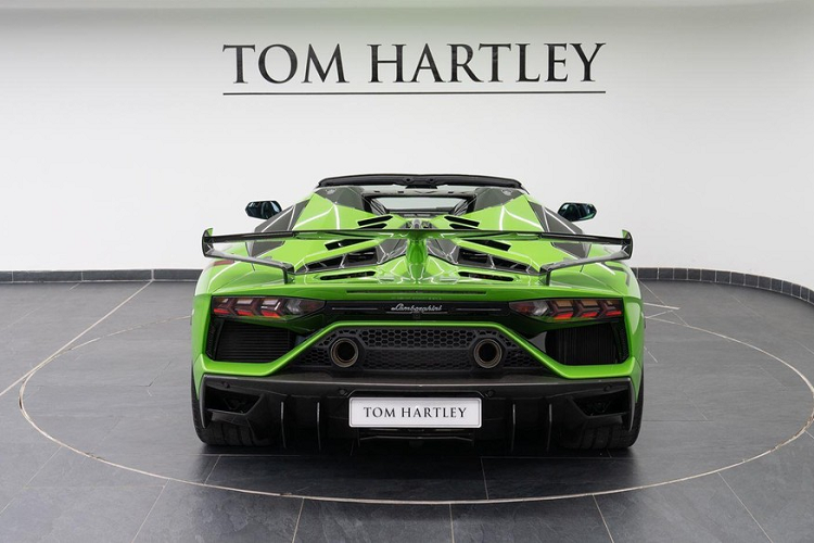 Chiếc xe này rất đẹp nhưng đáng tiếc là xe sở hữu tay lái nghịch. Hiện không rõ là có khách nào chịu chơi khi mua xe này và chờ hãng đổi vô lăng cho đúng luật lệ ở Việt Nam. Hiện chưa rõ là Lamborghini có chương trình hỗ trợ các khách hàng mua siêu xe đã qua sử dụng được đổi tay lái cho phù hợp với luật giao thông của đất nước người mua hay không, nhưng việc làm này được đánh giá khá phức tạp và chỉ phù hợp các hãng xe có số lượng sản xuất giới hạn.