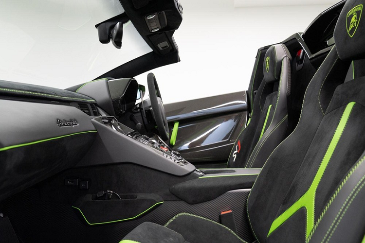 Lý do được cộng đồng mạng đưa ra là hình ảnh chụp lại cho thấy, chiếc siêu xe giới hạn Lamborghini Aventador SVJ Roadster rao bán ở Anh có tay lái nằm bên phải, trong khi đó, ở Việt Nam sử dụng tay lái nằm bên trái, chính vì điều này mà đã gây nên cuộc trang cãi khá lớn.