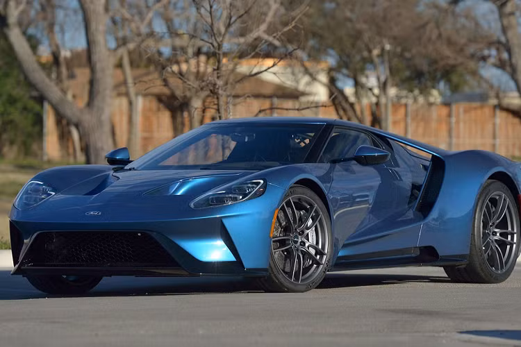 John Cena - hơn 7 triệu USD: Không quá ngạc nhiên khi một vận động viên đô vật yêu thích xe cơ bắp Mỹ. John Cena có bộ sưu tập lên đến 25 xe cơ bắp ở một garage tại bang Floria, Mỹ. Cena từng gặp rắc rối vì một chiếc xe cơ bắp Mỹ. Năm 2018, đô vật này bị Ford kiện vì bán lại chiếc Ford GT chỉ sau một tháng sử dụng. Khách hàng mua mẫu xe thể thao này phải ký điều khoản không được bán lại trong ít nhất 2 năm. Ảnh: Wheels.