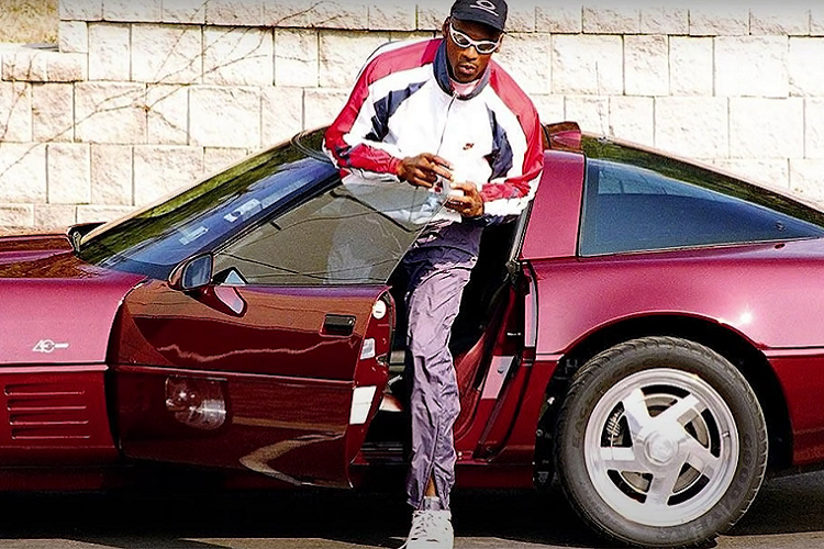 Michael Jordan - 2,54 triệu USD: Michael Jordan được mệnh danh là vận động viên bóng rổ vĩ đại nhất trong lịch sử. Với khối tài sản hơn 1 tỷ USD, không lạ khi huyền thoại này cũng đổ tiền vào xe. Jordan có từ xe bình dân như Toyota Land Cruiser đến Chevrolet Corvette, Ferrari 512 TR, 599 GTB Fiorano, Porsche 911. Aston Martin, Mercedes hay Bentley cũng xuất hiện trong garage của huyền thoại bóng rổ. Ảnh: Dexerto.