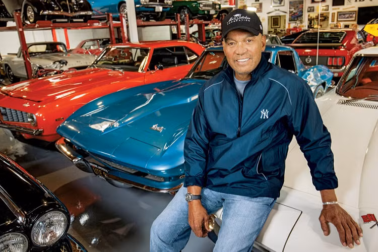 Huyền thoại bóng chày Reggie Jackson - hơn 70 triệu USD: Bộ sưu tập xe của Ronaldo và Mayweather cộng lại vẫn chưa bằng giá trị dàn xe của Reggie Jackson. Không nhiều người biết đến dàn xe của huyền thoại bóng chày vì ông chỉ sưu tầm xe cổ. Jackson từng sở hữu hơn 100 xe cổ nhưng một vụ hỏa hoạn năm 2013 đã thiêu rụi 35 chiếc, trị giá hơn 3 triệu USD. Chevrolet là thương hiệu chiếm đa số trong bộ sưu tập của ông với khoảng 50 chiếc. Đắt nhất trong bộ sưu tập của Jackson là chiếc Ferrari 275 GTB/4, có giá khoảng 28 triệu USD. Ảnh: Ảnh: Robb Report.