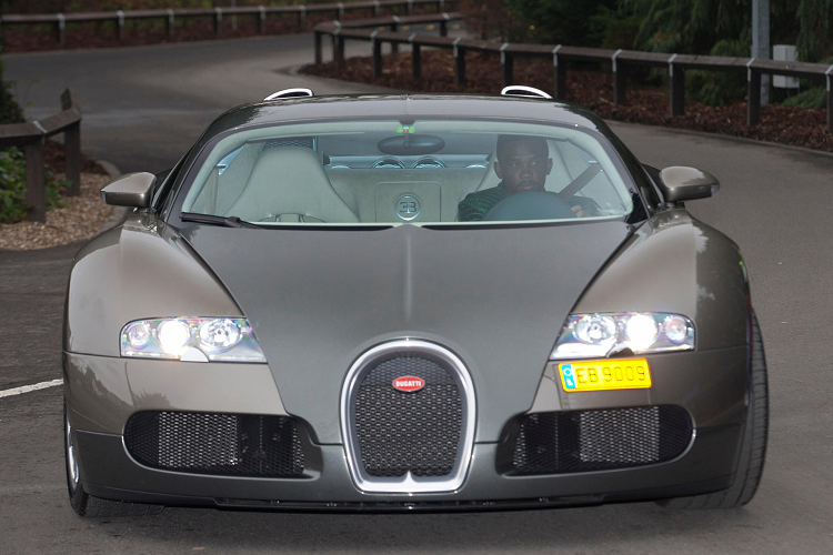 Samuel Eto'o - 7,8 triệu USD: Từng có thời điểm, Eto'o là cầu thủ được trả lương cao nhất thế giới. Do đó, tiền đạo Cameroon không ngại chi ra hàng triệu USD cho các mẫu xe hàng hiếm. Nổi bật nhất là Maybach 57S Xenatec Coupe (1 triệu USD), Bugatti Veyron (2 triệu USD), Aston Martin One-77 (1,5 triệu USD), Porsche Gambella Mirage (1,3 triệu USD) và Ferrari 458 độ Mansory. Ảnh: The Sun.