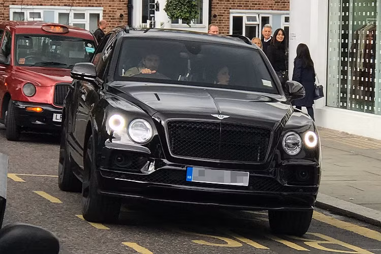 David Beckham - 5,2 triệu USD: Với khối tài sản hơn 339 triệu bảng, David Beckham là tay chơi xe có hạng. Dàn xe của huyền thoại này gồm nhiều mẫu xe xuất xứ Anh như Rolls-Royce Phantom, Ghost, Bentley Continental SuperSport, Mulsanne, Bentayga, Range Rover Evoque. Beckham còn sở hữu một số siêu xe từ Ferrari như 612 Scaglietti, 360 Spider. Các cỗ máy 2 bánh cũng là đam mê của Beckham khi anh sở hữu bộ sưu tập môtô hàng độc. Ảnh: The Sun.