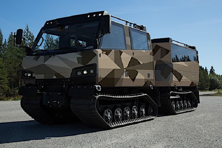 Bộ phận Hägglunds của công ty Anh Quốc BAE Systems tại Thụy Điển là đơn vị chuyên phát triển các sản phẩm và dịch vụ cho ngành công nghiệp quốc phòng, làm việc để phát triển hàng không vũ trụ, hàng hải, phòng thủ đất liền, và thậm chí cả công nghệ an ninh mạng. Khoảng 90.000 người ở hơn 40 quốc gia đang tham gia biên chế của công ty và họ được giao nhiệm vụ chế tạo những thứ như cỗ máy chúng ta thấy ở đây, xe lưỡng cư BvS10 Beowulf thế hệ mới.