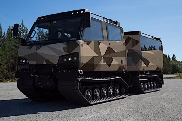 Bộ phận Hägglunds của công ty Anh Quốc BAE Systems tại Thụy Điển là đơn vị chuyên phát triển các sản phẩm và dịch vụ cho ngành công nghiệp quốc phòng, làm việc để phát triển hàng không vũ trụ, hàng hải, phòng thủ đất liền, và thậm chí cả công nghệ an ninh mạng. Khoảng 90.000 người ở hơn 40 quốc gia đang tham gia biên chế của công ty và họ được giao nhiệm vụ chế tạo những thứ như cỗ máy chúng ta thấy ở đây, xe lưỡng cư BvS10 Beowulf thế hệ mới.